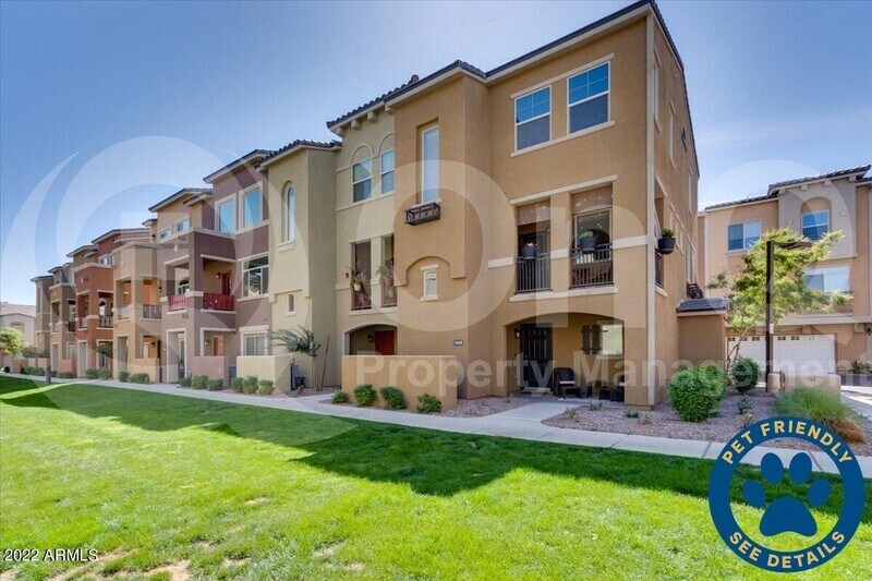Foto principal - 240 W Juniper Ave