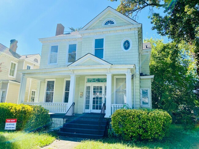 Foto del edificio - Gorgeous 3 bdrm/2.5 bath newly renovated h...