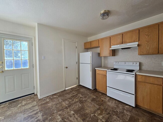 Building Photo - $250 OFF YOUR FIRST FULL MONTH'S RENT! - AVAILABLE NOW!