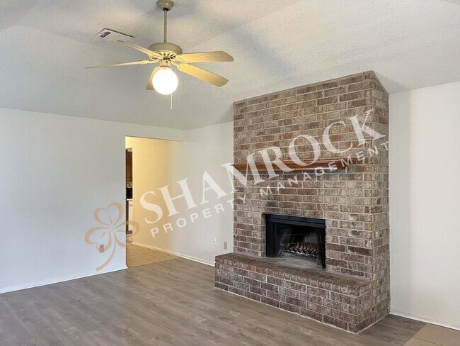 Foto del edificio - Duplex in Midway ISD!