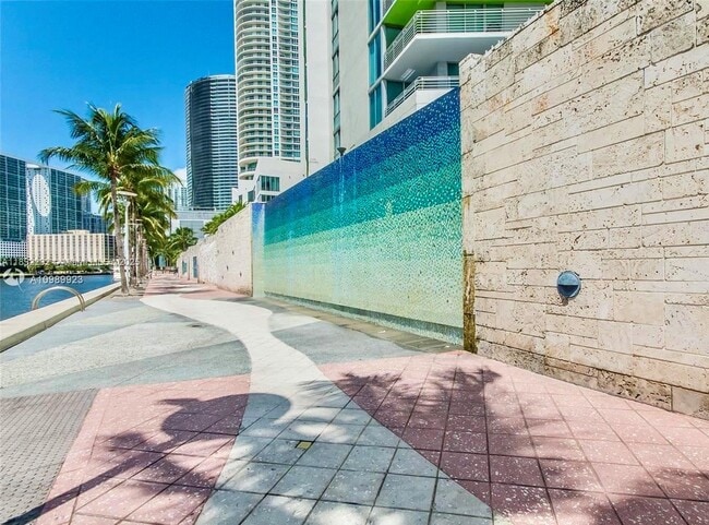 Foto del edificio - 325 S Biscayne Blvd