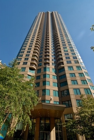 Primary Photo - 400 N La Salle Dr