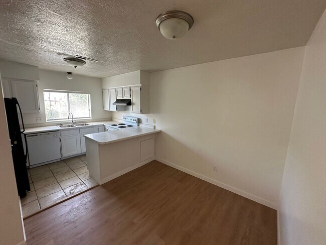 Building Photo - 580 S 1100 E