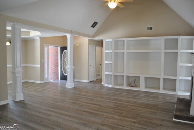 Building Photo - 3015 Lincoln Log Way