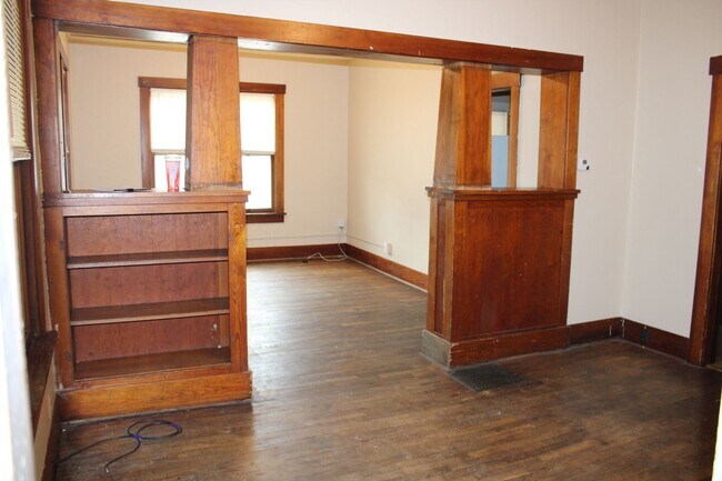 Building Photo - House for rent! 2 kitchens 3 Baths! Close ...