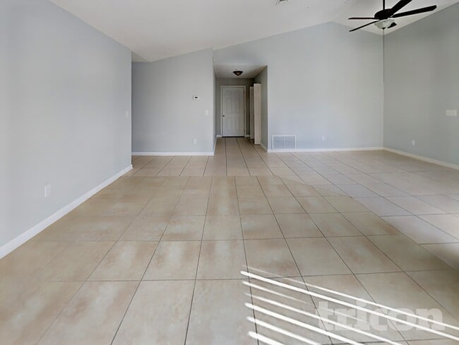 Foto del edificio - 266 Iowa Woods Cir W