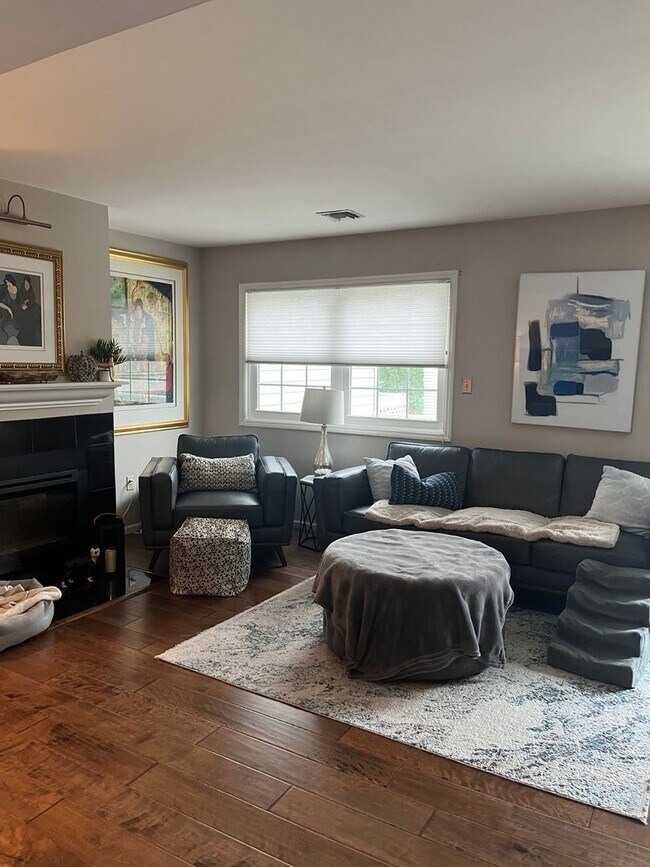 Building Photo - Stunning 3 Bedroom Townhome !