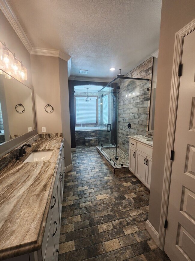 Foto del edificio - Elegant 4-Bedroom Valdosta Home with Vaulted Ceilings, Pool, and Outdoor Living