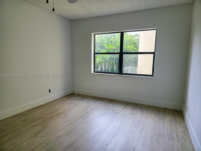 Foto del edificio - 8290 Lake Dr