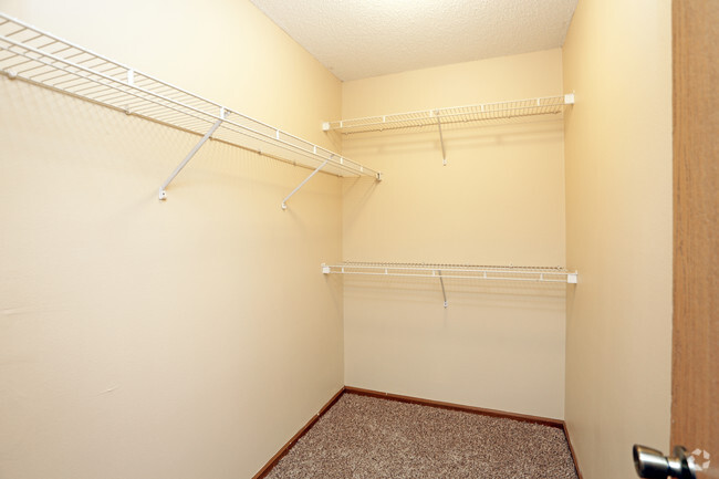 Walk-In Closet - Country Hill