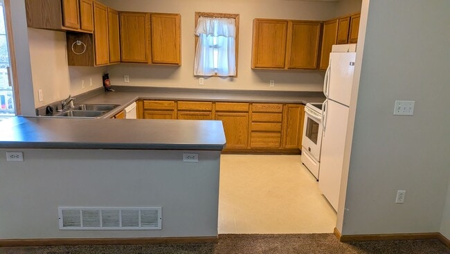 Building Photo - Location location location! This beautiful Fridley 3 bedroom townhouse, dont miss out!