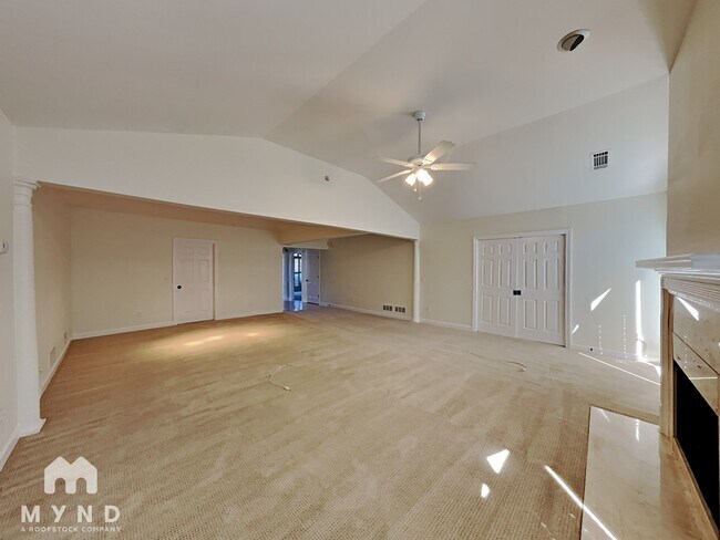 Foto del edificio - 4601 Lake Village Dr
