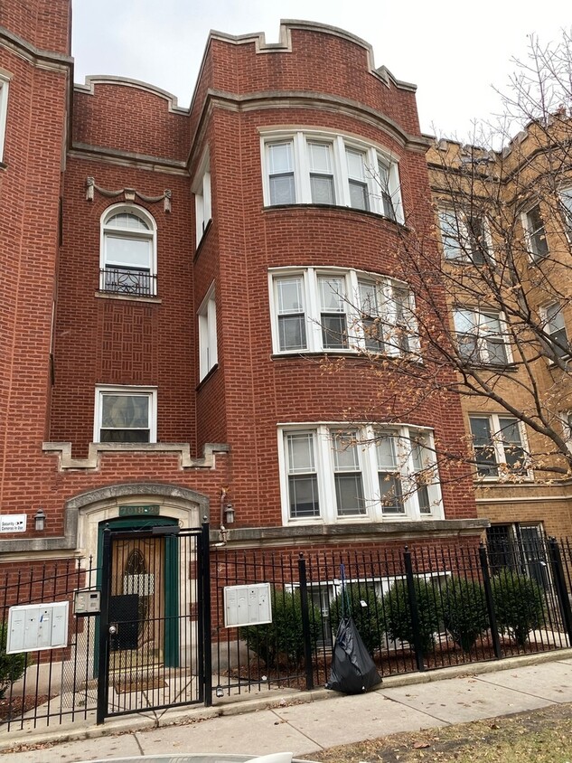 Primary Photo - 7018 S Paxton Ave