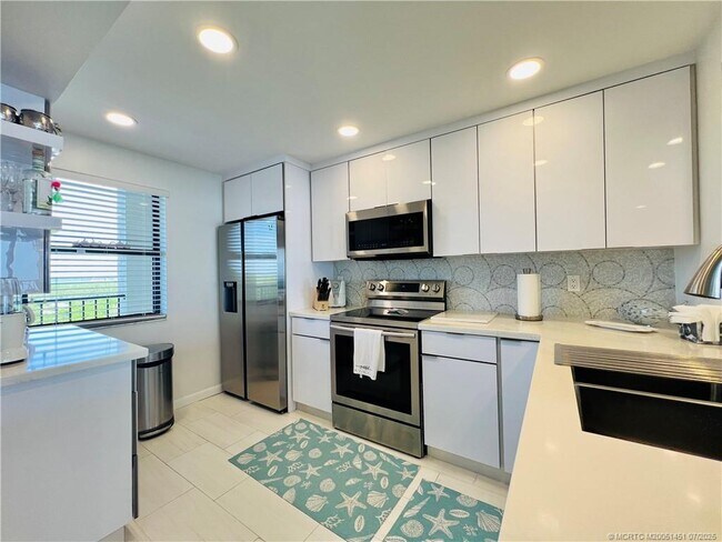 Building Photo - 4200 N Hwy A1A