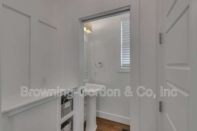 Foto del edificio - 1137B Kirkland Ave