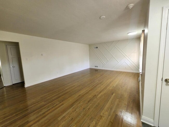 Building Photo - 518 W 53rd Pl