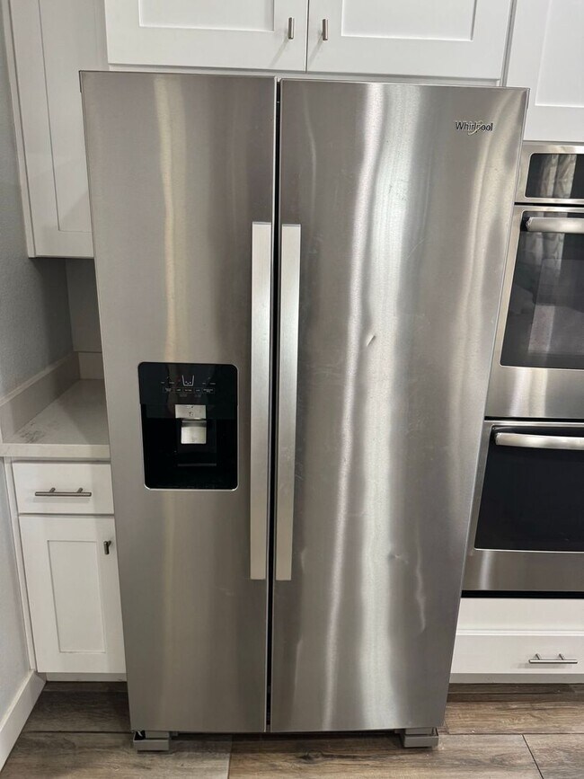 Foto del edificio - GORGEOUS 4 BEDROOM TWO STORY HOME