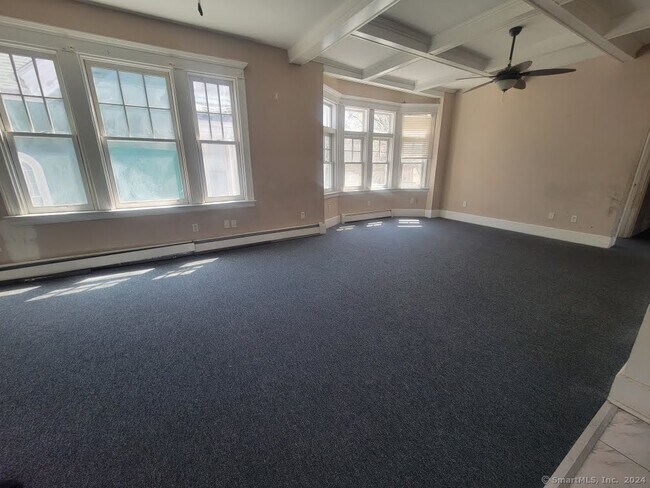 Foto del edificio - 572 Elm St