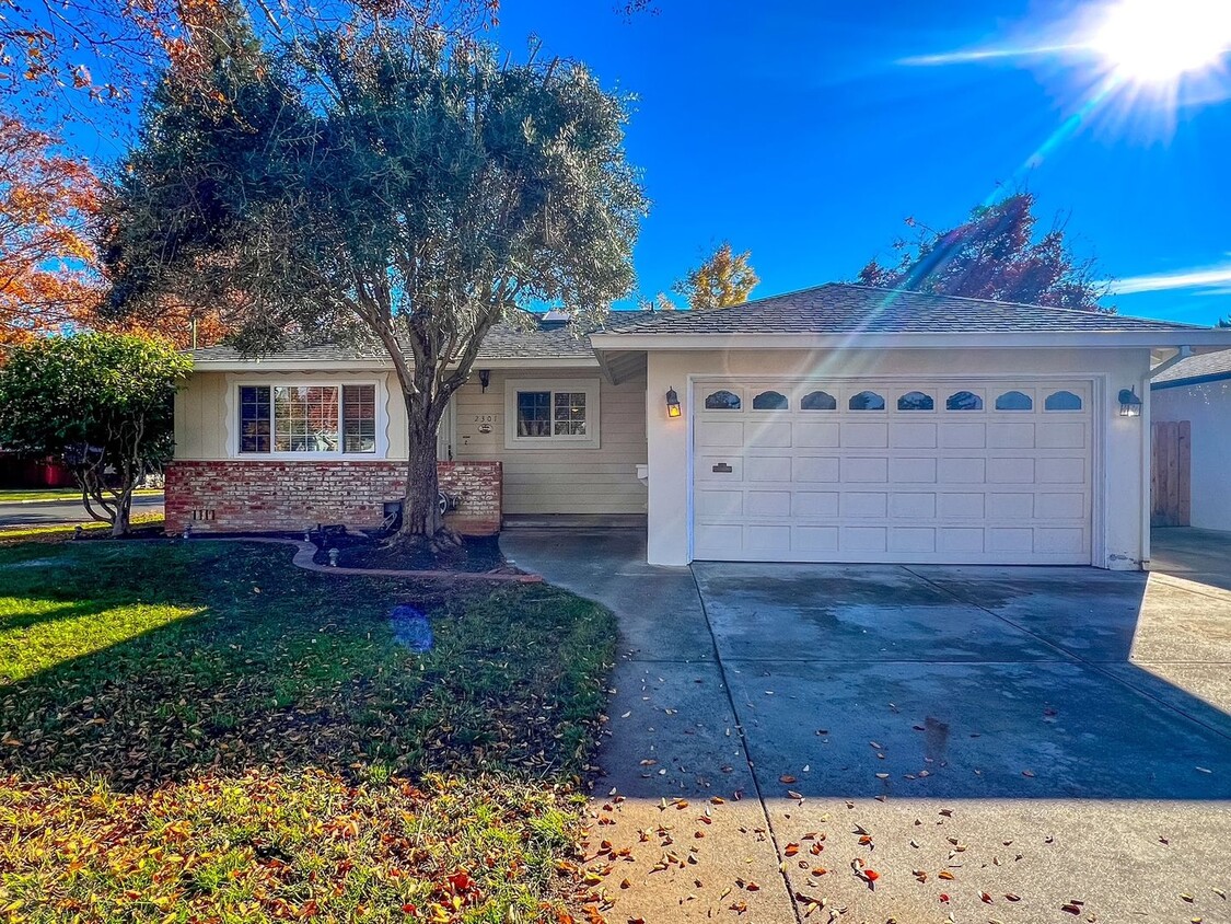 Primary Photo - Charming Three Bedroom West Park Neighborh...