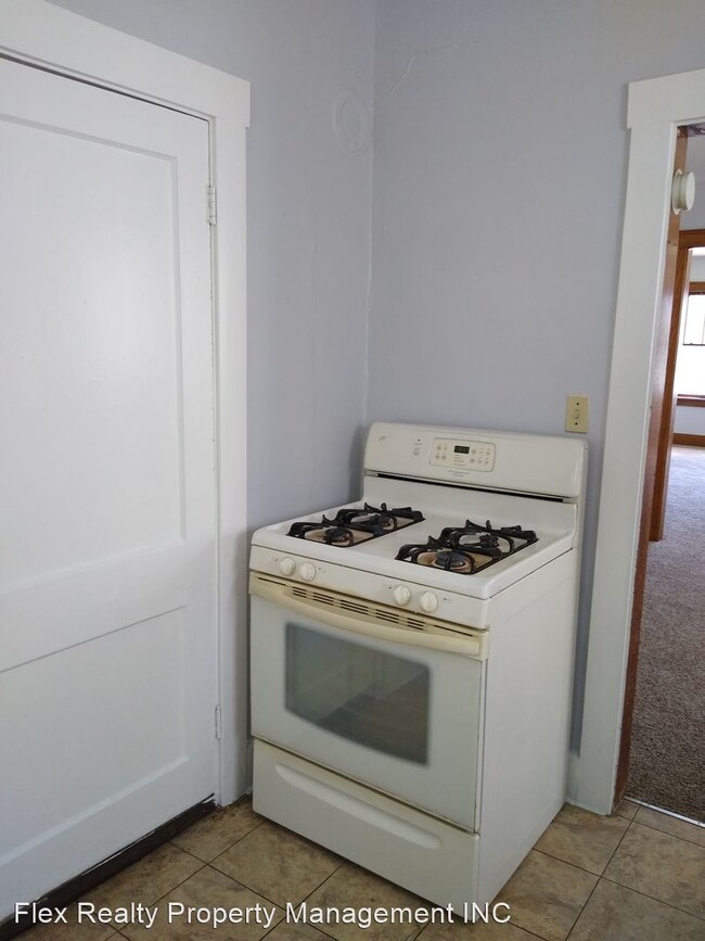Building Photo - 3843 Hazelhurst Ave
