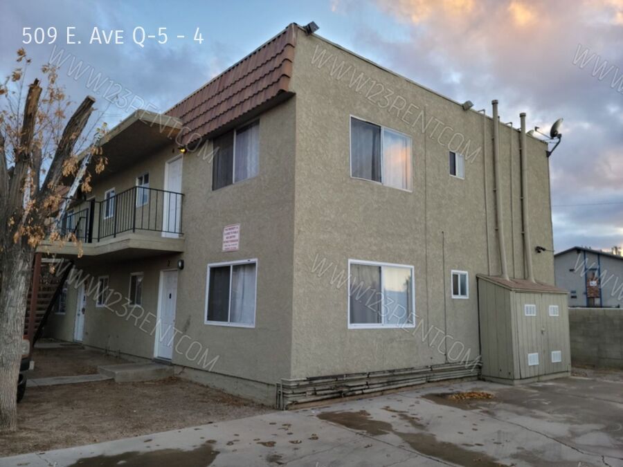 Foto principal - 509 E Ave Q-5