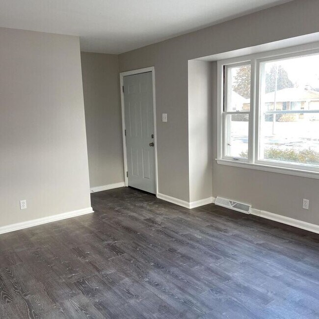 Building Photo - 3 Bedroom Ranch Style Home