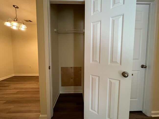 Building Photo - Spacious 2/2 Apartment Ready For Move In Now!