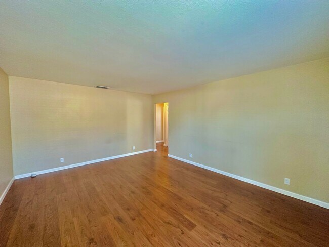 Building Photo - COMING SOON! $2500 / 2 BR WONDERFULLY REMO...