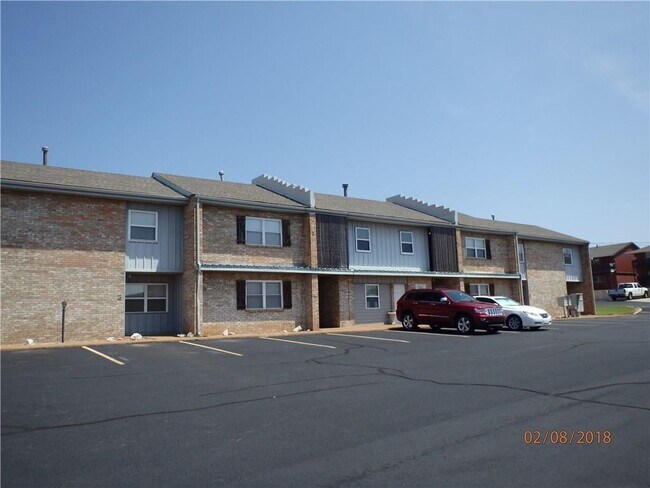 Building Photo - 301 W Davis Ave