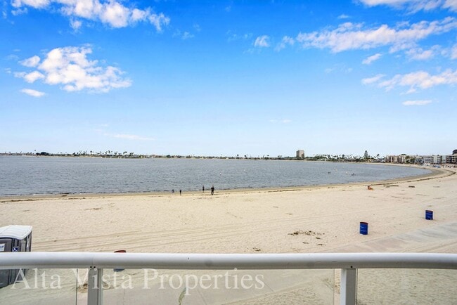 Building Photo - Fully remodeled! Live at the Bay with insa...