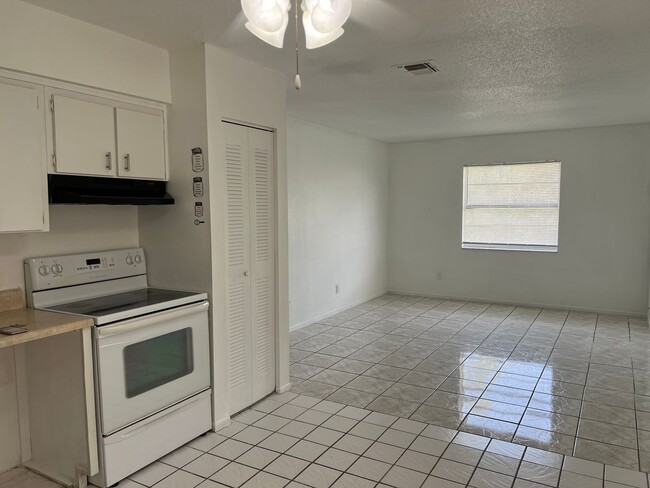 Building Photo - Beautiiful Palm Gardens 2 bedroom, 1 bath ...