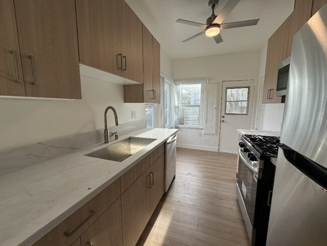 Foto del edificio - 2317 Ocean Park Blvd