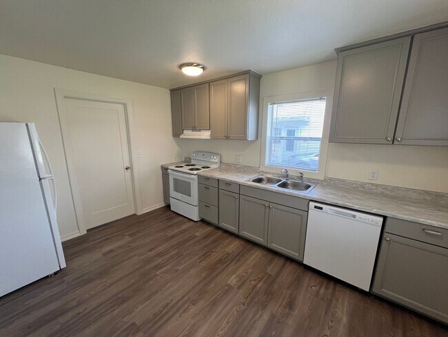 Building Photo - Remodeled Two Bedroom Home, Close to Gilmo...