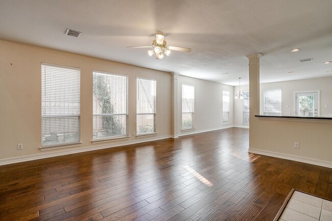 Foto del edificio - Amazing Town Home in Arlington Heights- We...