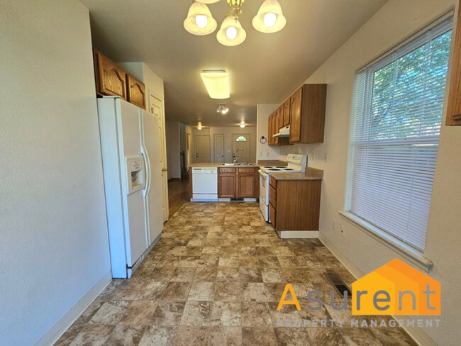 Foto del edificio - Great Open Concept Townhome Available Soon!