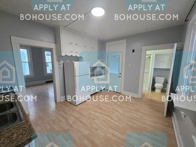 Building Photo - 3010 McArthur Dr