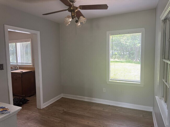 Foto del edificio - New Rental Available-4 Bedroom 2 Bath