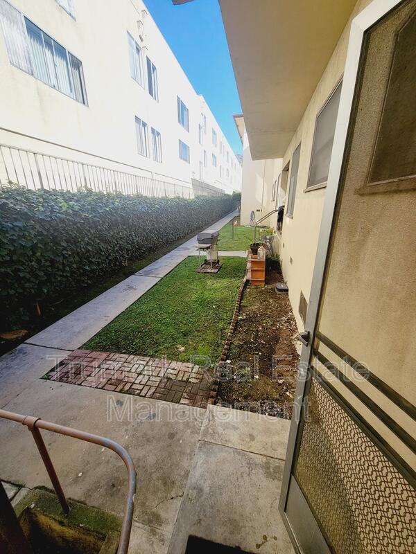Foto del edificio - 2327.75 Merton Ave