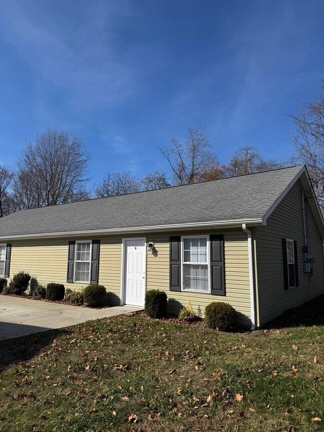 Building Photo - 143 School Side Dr