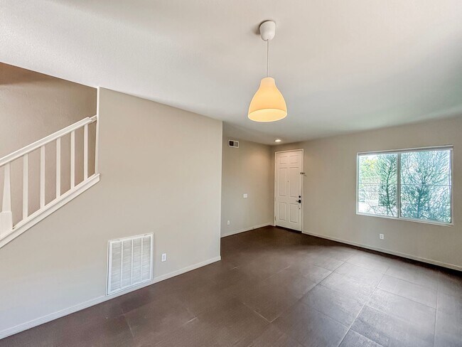 Foto del edificio - Beautiful 4BD/2.5BA House in Eastlake W/ O...