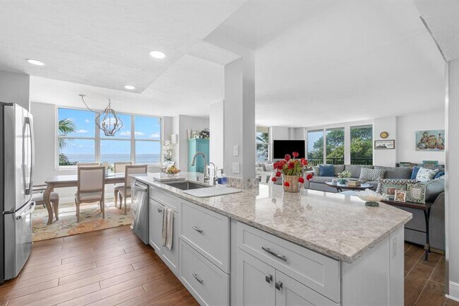 Building Photo - 1147 Hillsboro Mile