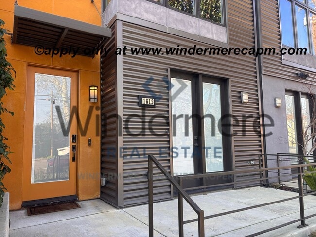 Building Photo - Gorgeous Rare MIDTOWN tri-level Modern home w/ Rooftop Patio!