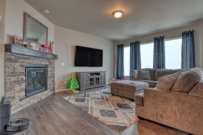 Building Photo - Welcome to this spacious 5-bedroom, 3.5-ba...