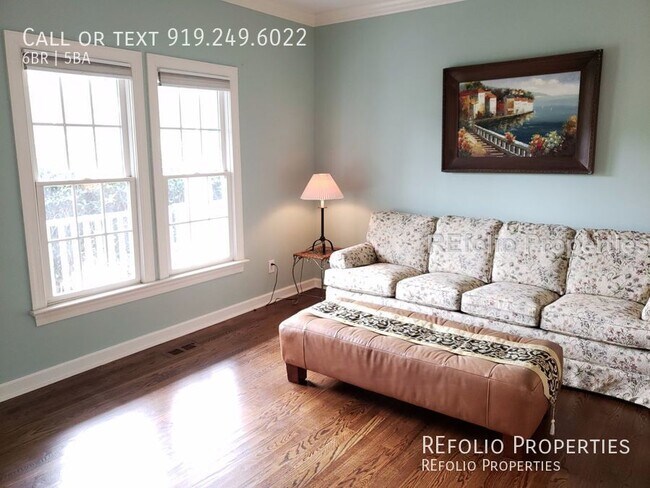 Foto del edificio - Stunning 6 Bedroom Home w/ Private Backyar...
