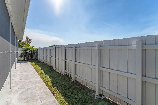 Foto del edificio - 18560 NE 3rd Ct