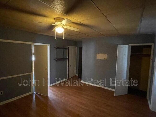 Building Photo - 225 N Newberry St