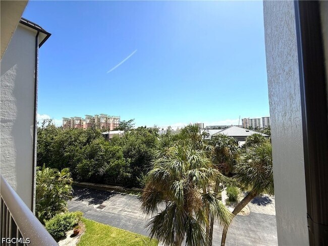 Foto del edificio - 6891 Estero Blvd