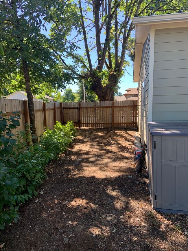 Building Photo - Available Now: 3 bedroom ~ 1 bath one leve...