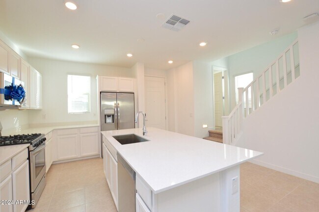 Building Photo - 1142 E Newland Dr