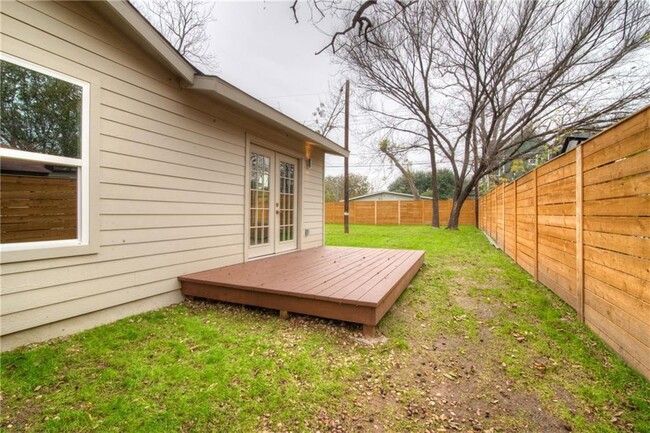 Building Photo - Great Fully Renovated in East Austin - 3/2...